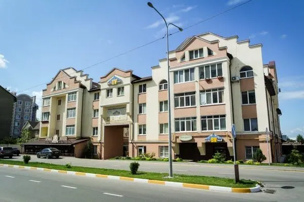 вул. Богдана Хмельницького, 15-17