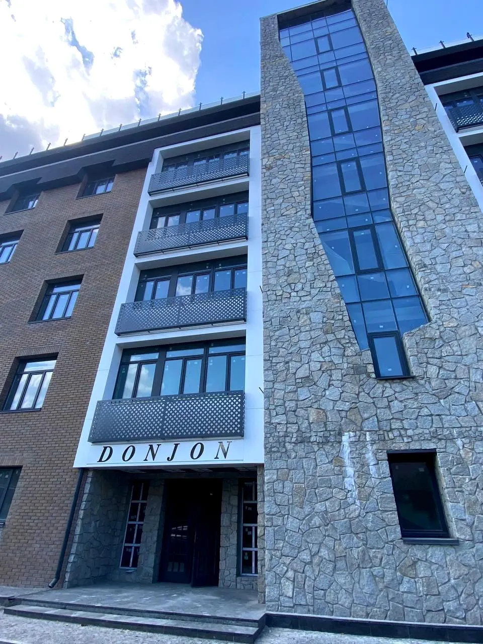 Клубний будинок Donjon