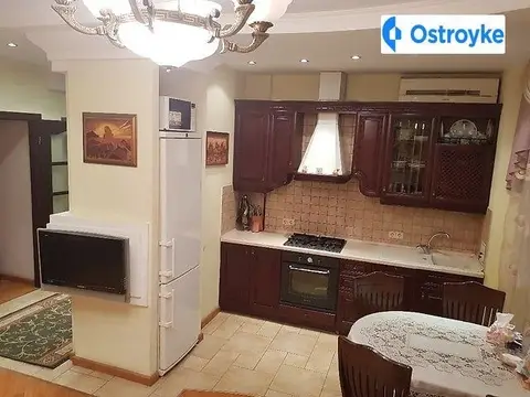 3-комнатная квартира, 72 м², вул. Братська, 4, Киев