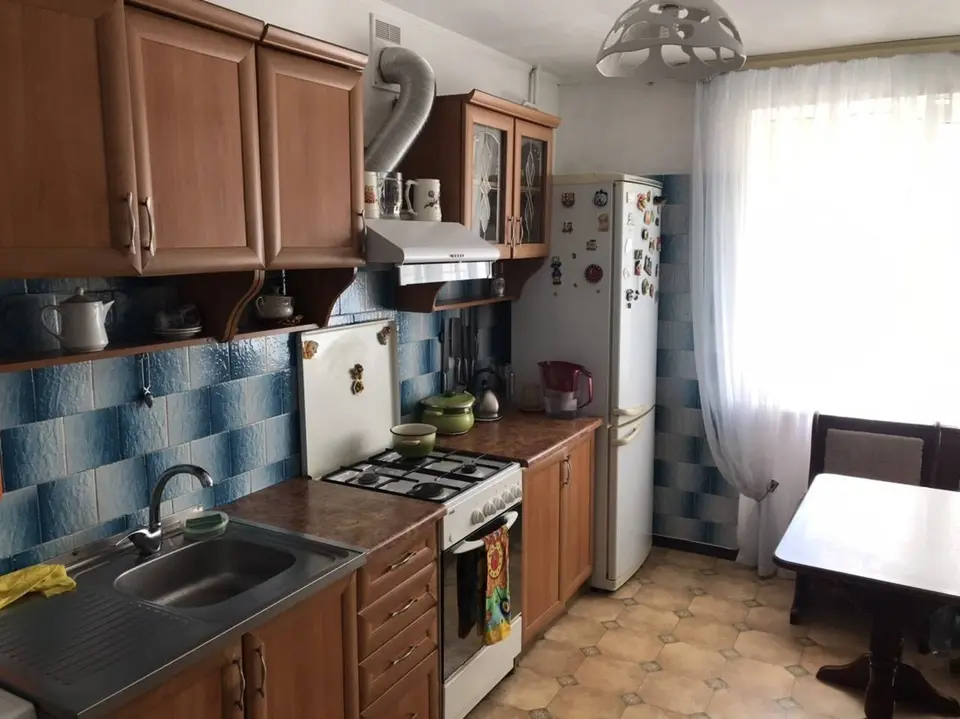 Трехкомнатная квартира с двумя лоджиями в жилом состоянии — фото 5