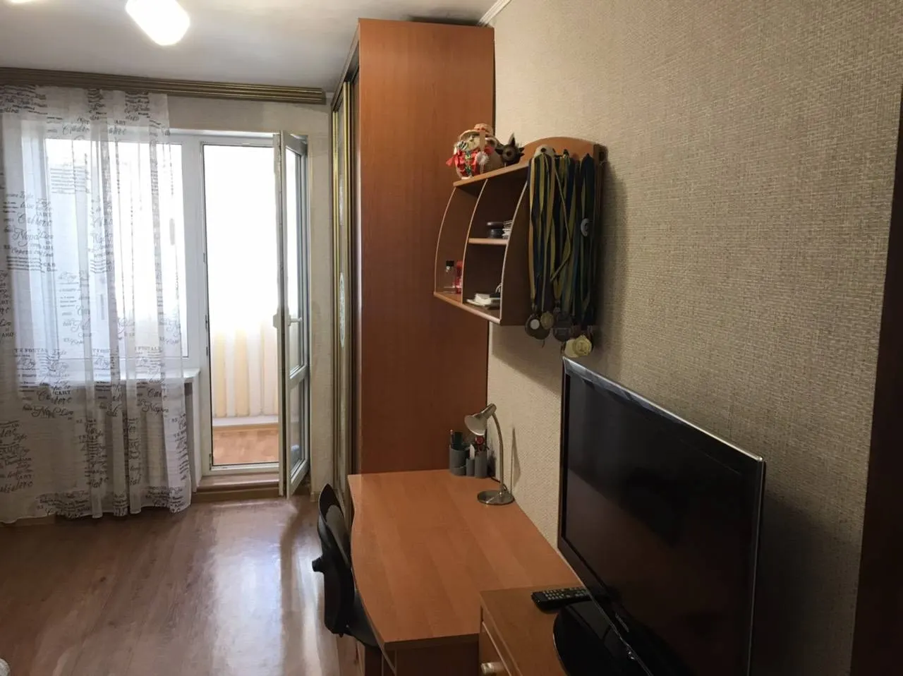 Трехкомнатная квартира с двумя лоджиями в жилом состоянии — фото 1