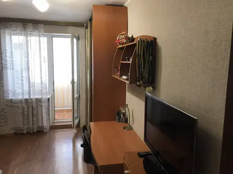 Трехкомнатная квартира с двумя лоджиями в жилом состоянии