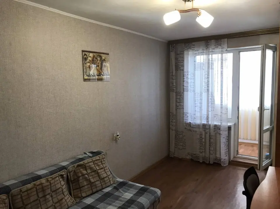 Трехкомнатная квартира с двумя лоджиями в жилом состоянии — фото 2