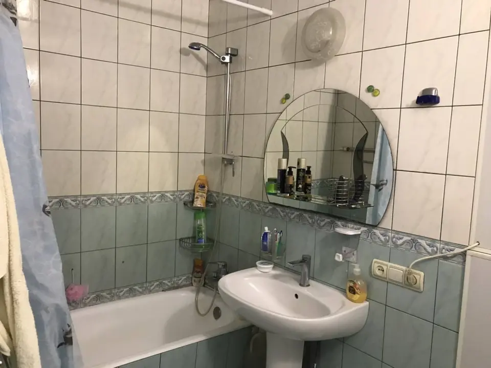 Трехкомнатная квартира с двумя лоджиями в жилом состоянии — фото 3