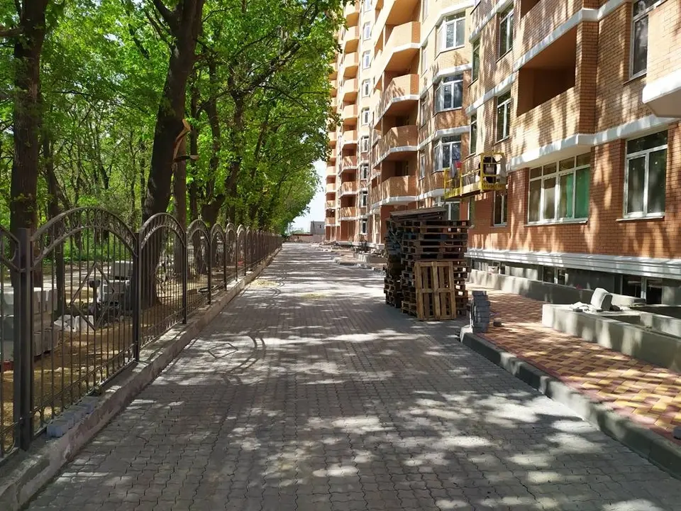 Однокомнатная квартира видом на рощу на среднем этаже — фото 2