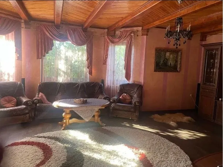 Будинок на березі річки в Ужгороді — фото 1