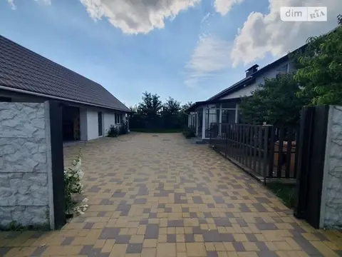 Продаж 2 поверхового будинку з гаражем і ділянкою на 12 соток, 288 кв. м, 6 кімнат, на вул. Межова