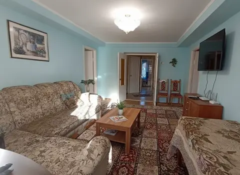 Посуточно или длительно сдаю 4комнатную квартиру в центре Киева на бул.Л. Украинки 9